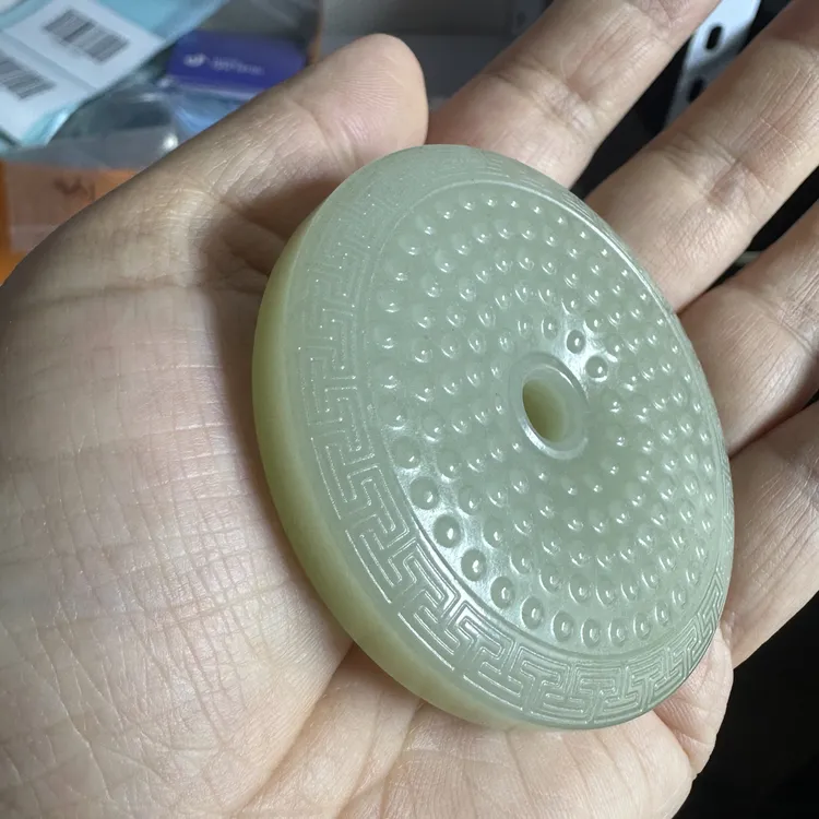 新疆且末暖黄色双面雕刻复古平安扣男女通用毛衣链挂件