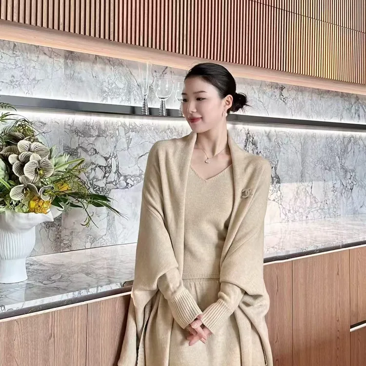 秋冬时尚高级感慵懒显瘦女秋冬半身裙针织流苏披肩开衫裙子三件套