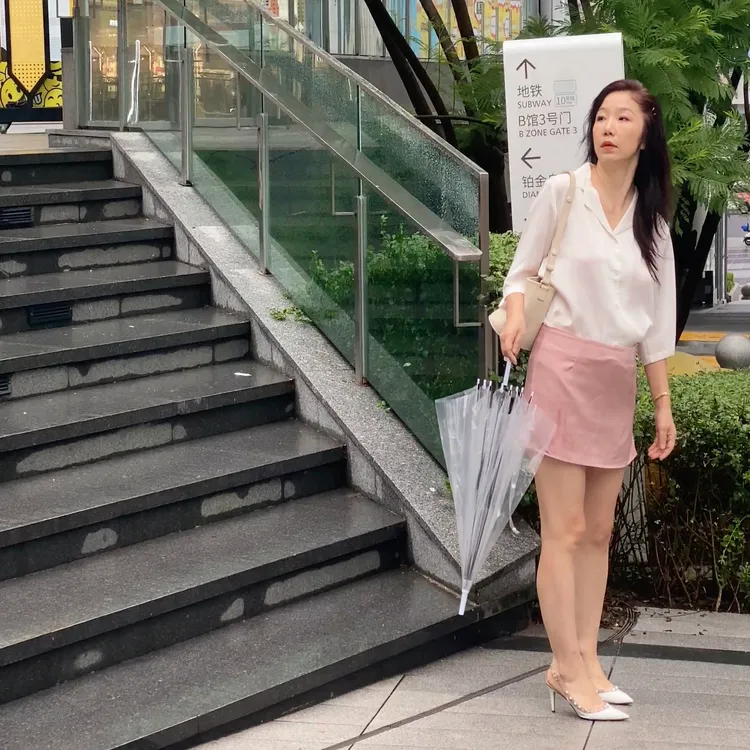 低腰A字缎面包臀超短裙