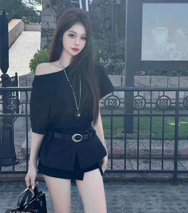 十一家斜肩短袖T恤女2025夏季别致独特露肩➕裙裤套装