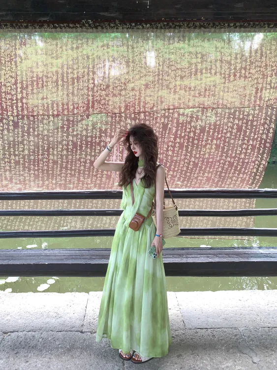多巴胺小个子气质吊带连衣裙新款今年流行高级感绿色晕染漂亮长裙