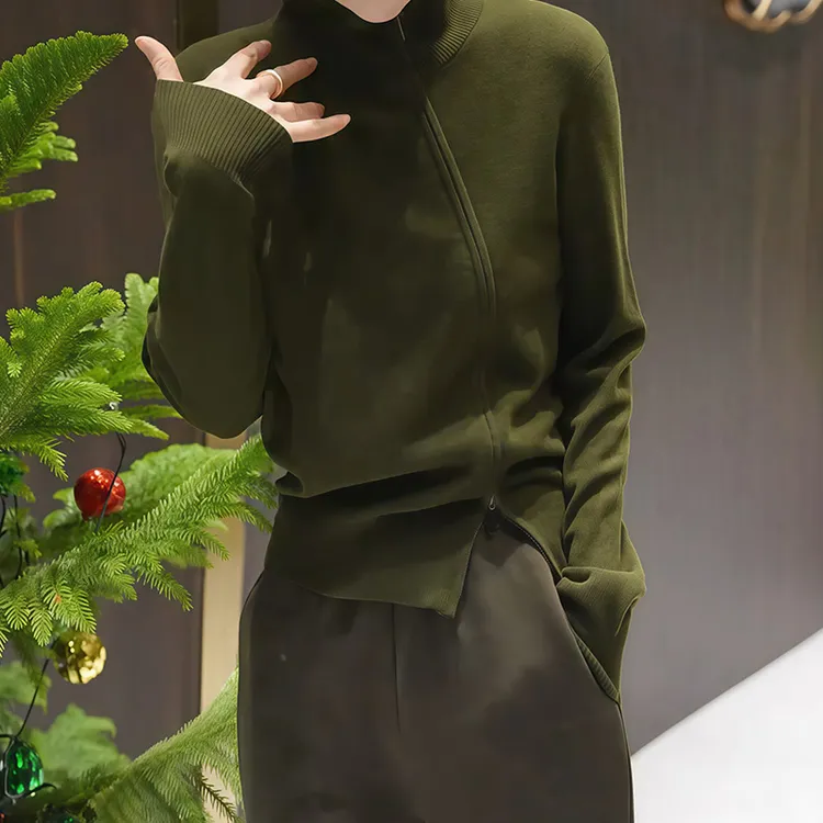 绿色翻领长袖斜拉链针织衫女2025冬季新款洋气百搭设计感流行上衣