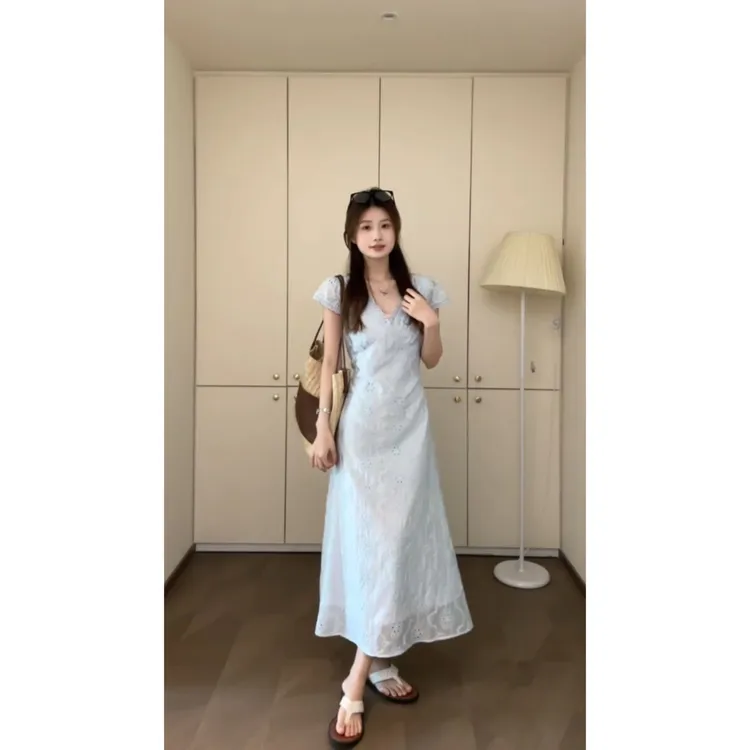 法式温柔风浅蓝色V领钩花连衣裙女夏季新款高级感别致气质长裙