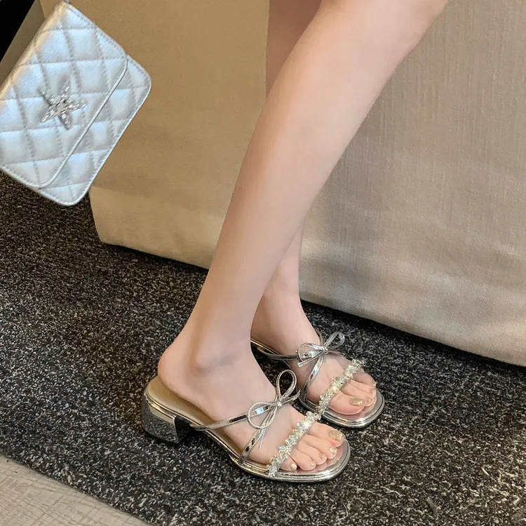 2025年夏百搭时尚水晶蝴蝶拖~水钻一字带粗跟拖鞋女凉拖晚宴外穿