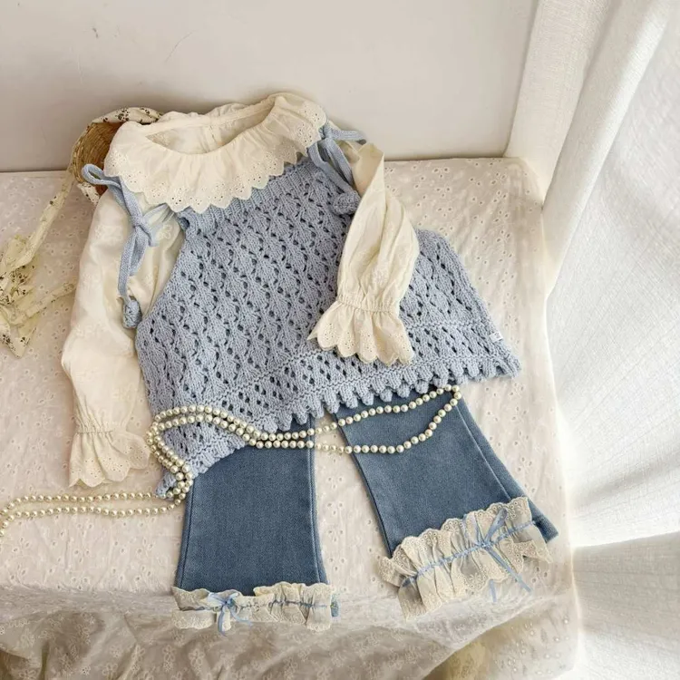 女童2025春装新款花边领百搭衬衫针织马甲蕾丝微喇叭牛仔裤三件套