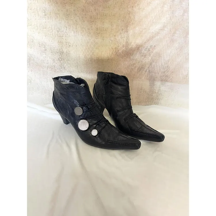 【高奢&达人款】欧洲和美国覆古金属扣靴的妇女2025年新的厚后跟