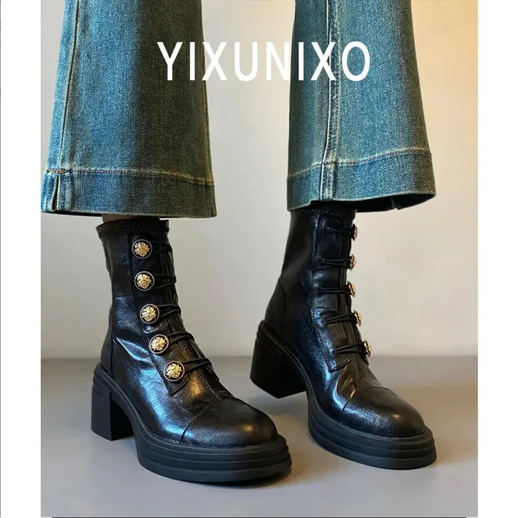 牛皮版~徽章小金扣马丁靴女复古厚底秋冬新款粗跟瘦瘦靴高跟短靴