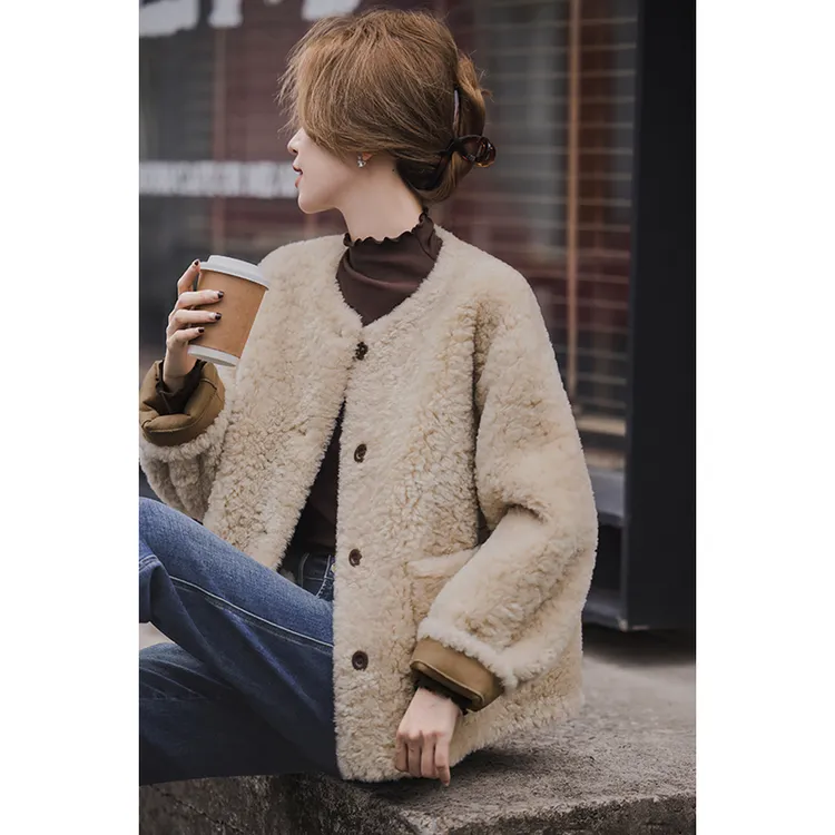 【双11好物】小谷粒慕斯皮草仿皮毛 圆领 撞色树脂扣 落肩袖 慵懒感