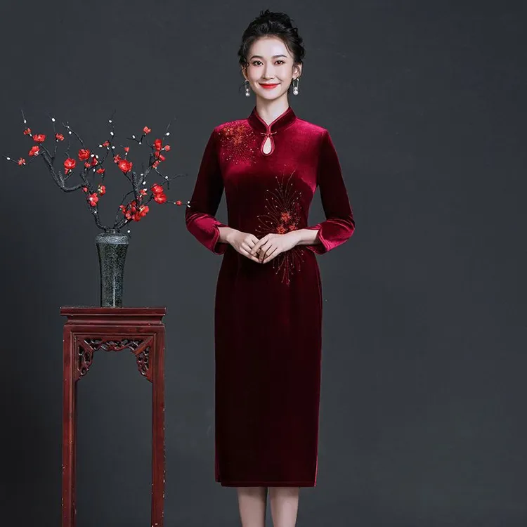 2026春秋新款妈妈装金丝绒连衣裙中老年女装婚宴洋气旗袍手工钉珠