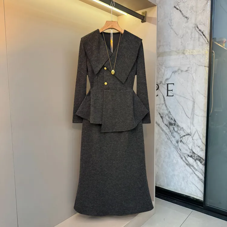 微胖气质设计感v领洋气精致时尚欧货百搭显瘦上衣+半裙套装9285