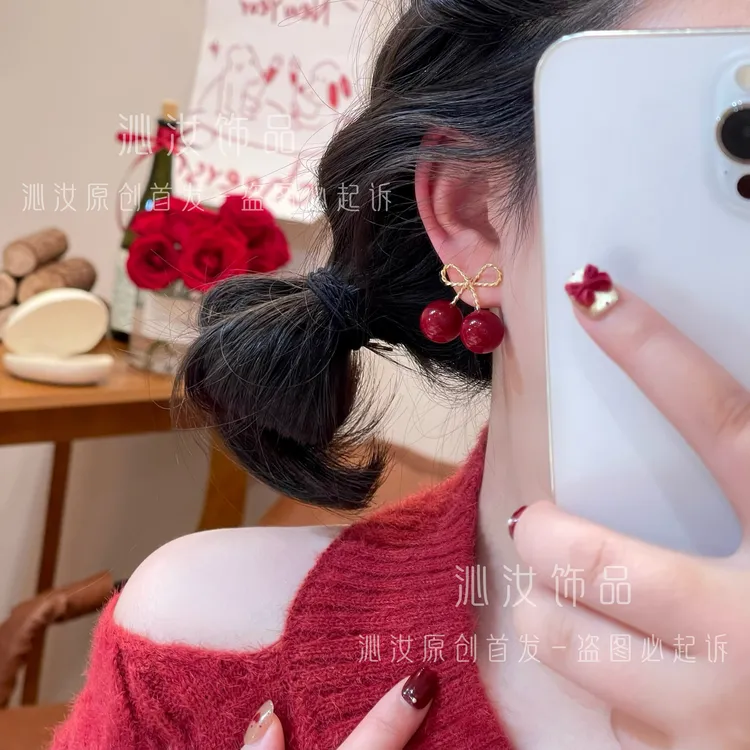 【沁汝饰品】 QR201蝴蝶结红色珠珠新年耳钉简约时尚