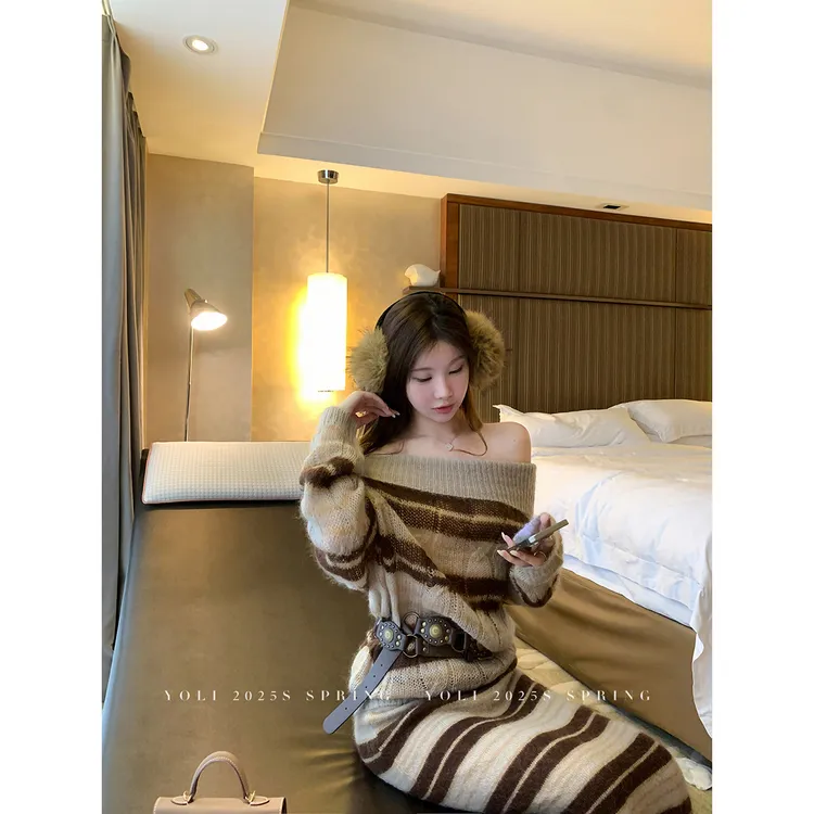叶子仪专属YOLI 张宥利"画报麻豆"棕条纹针织套装女冬季一字肩毛衣条纹半裙