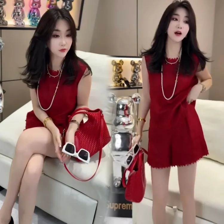 清冷松弛感穿搭套装老钱风红色背心坎肩时尚短裤大方得体两件套女