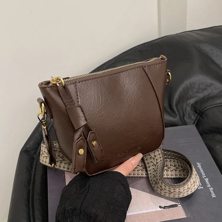 简约时尚爆款女包复古单肩斜挎包2024新款小众设计贝壳包潮女士