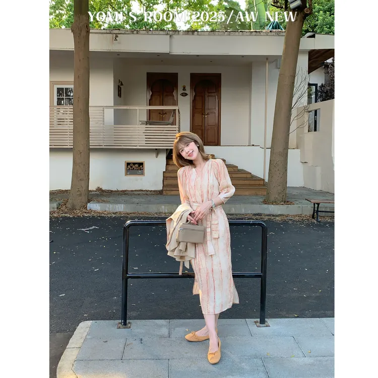YOMI小个子【白日幻想家】法式高级感收腰V领连衣裙修身显瘦显白女