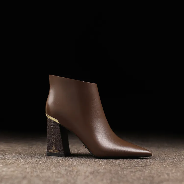 气质粗跟短靴真皮高端大气品牌女鞋冬季新款高跟小踝靴洋气脚不痛