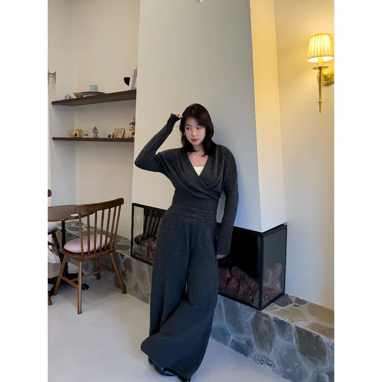 InTree张桶桶【曲线回廊】气质收腰设计感交叉V领针织套装STQD160