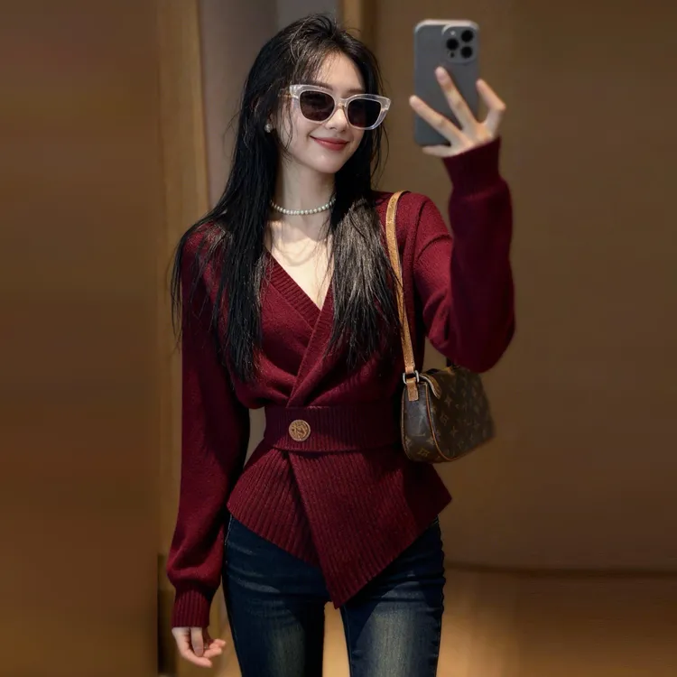 法式复古红色v领毛衣女秋冬季2026新款高级感内搭打底衫针织上衣