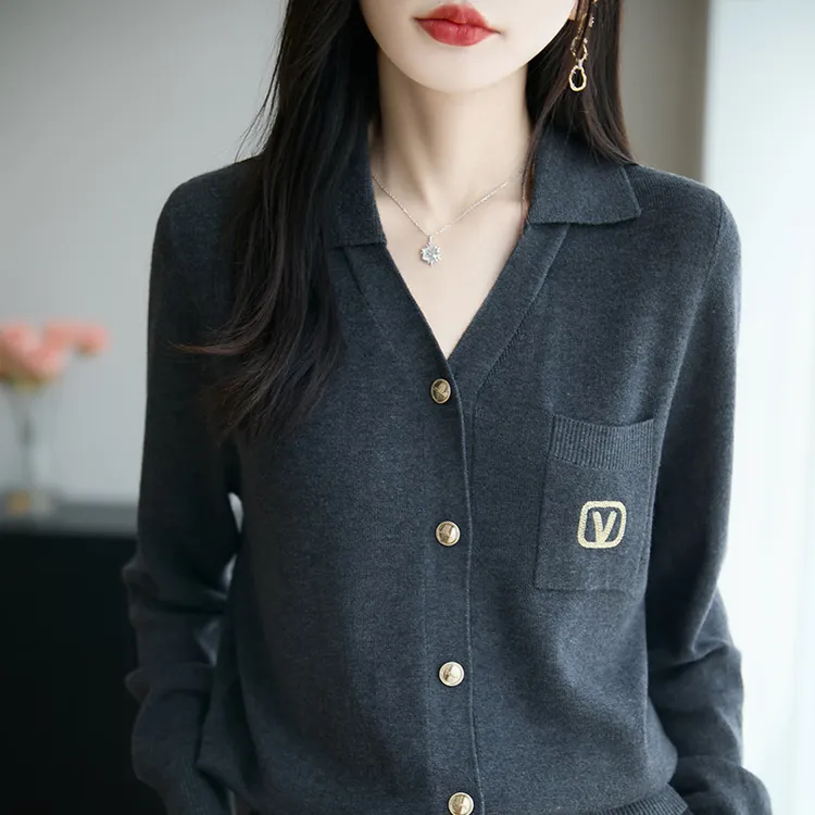 哥弟阿玛施正品春秋轻奢小众V领金扣精纺长袖针织开衫时尚上衣女