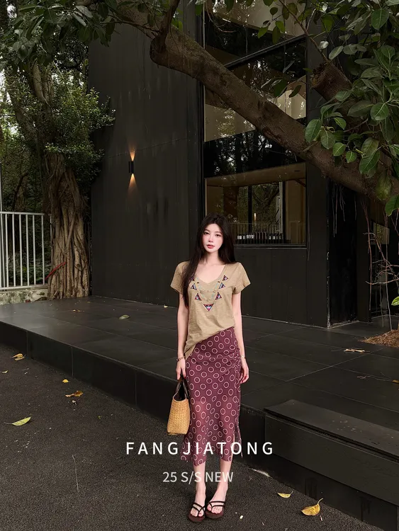 TITI - STUDIO“几何刺绣”民族风V领卡其色T恤圆圈A字半裙套装