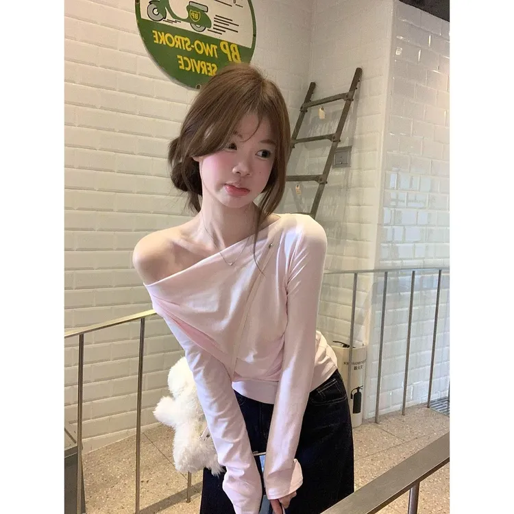 辣妹纯欲粉色斜肩长袖t恤女2025新款秋季设计感修身显瘦绝美上衣