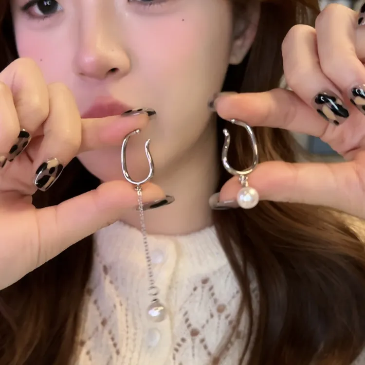 铜合金耳饰 高级感设计不对称耳挂女时尚百搭耳环爆款小众秋耳饰