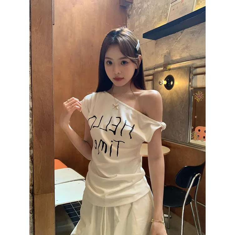辣妹露肩白色斜肩扭结短袖t恤女夏韩系宽松字母印花设计感上衣潮