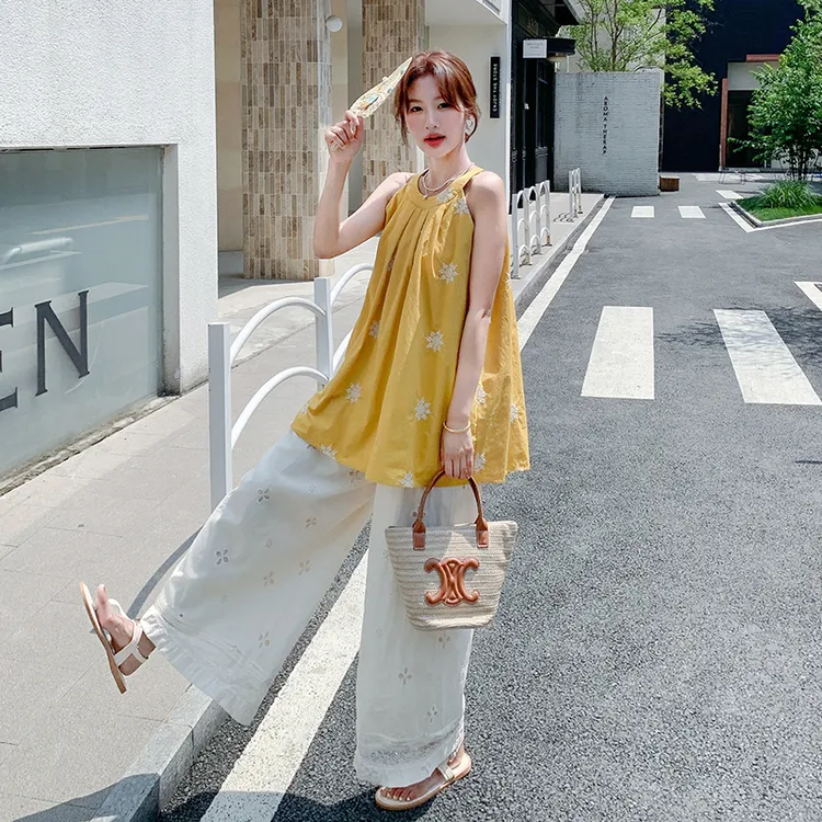 高级松弛感穿搭套装女夏2025新款度假风挂脖上衣阔腿裤超火两件套