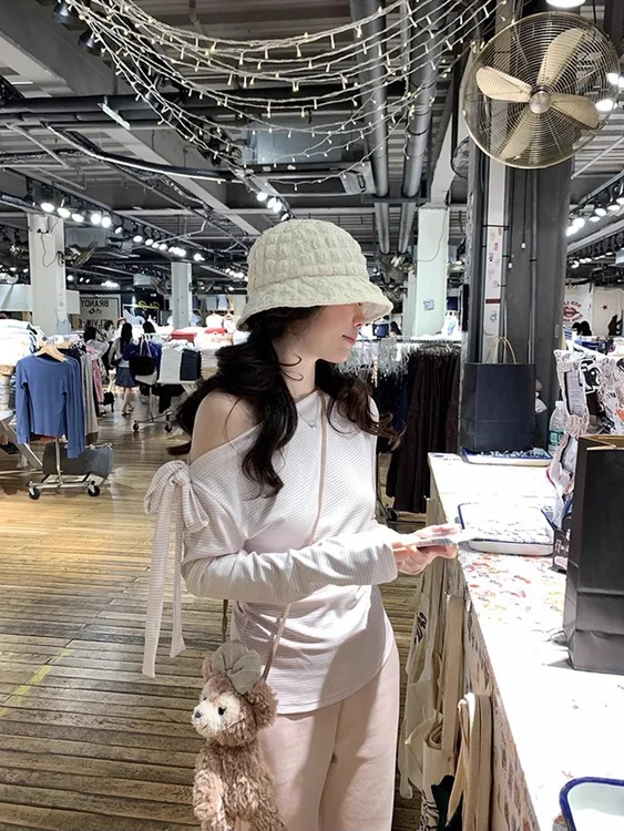 设计感条纹斜肩长袖t恤女春秋季修身显瘦打底绑带蝴蝶结露肩上衣
