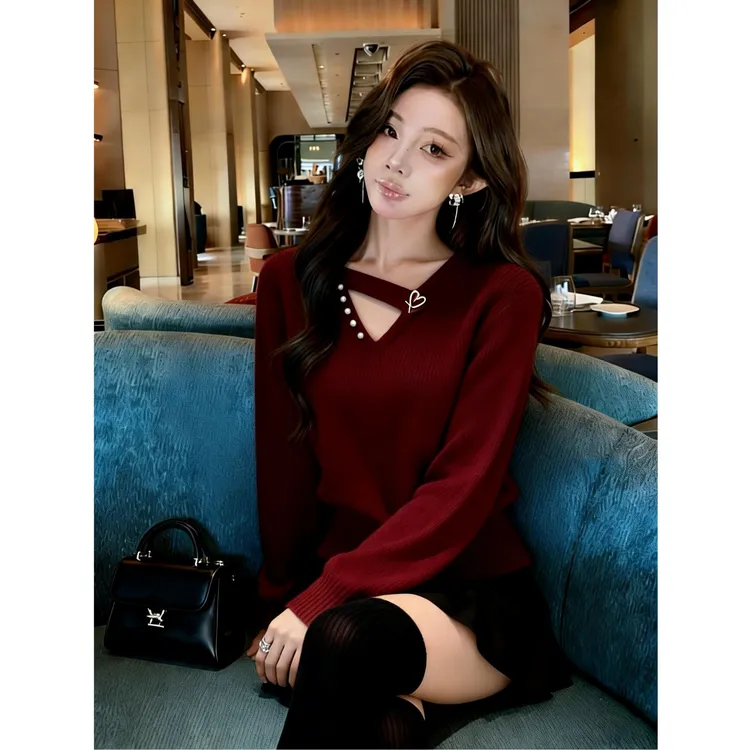 2025新款冬季老钱风红色钉珠长袖针织衫女气质百搭懒风v领毛衣女