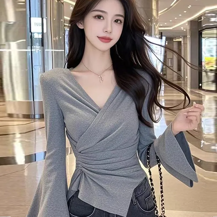 V领喇叭袖衬衫女感小众褶皱掐腰修身气质名媛短上衣打底衫春秋款