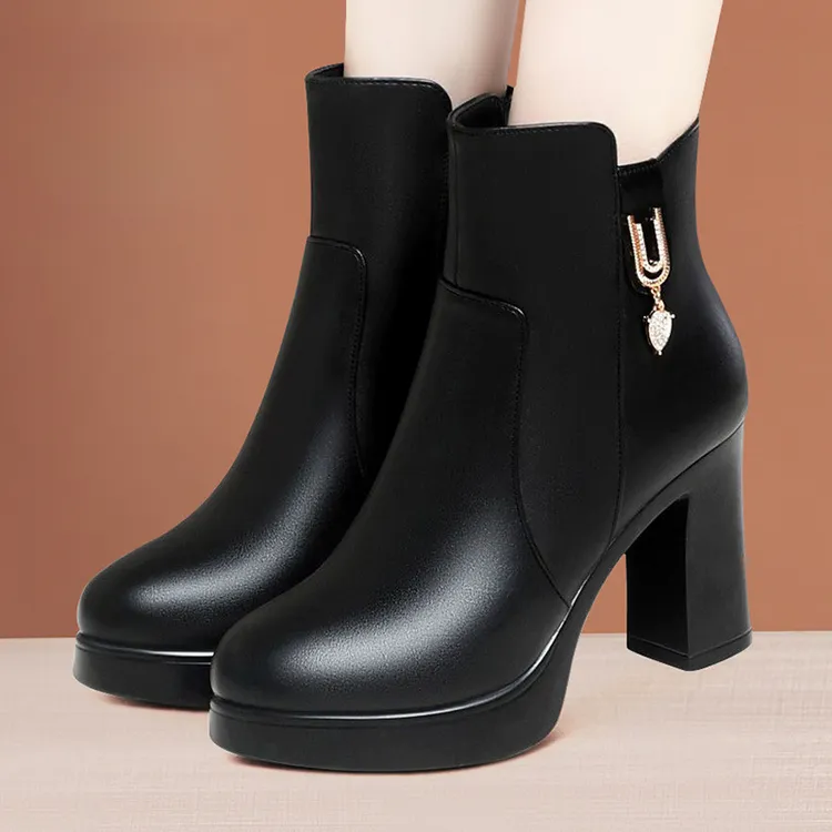 加绒高跟女靴圆头妈妈秋冬季短筒加绒粗跟短靴女防水台中筒马丁靴