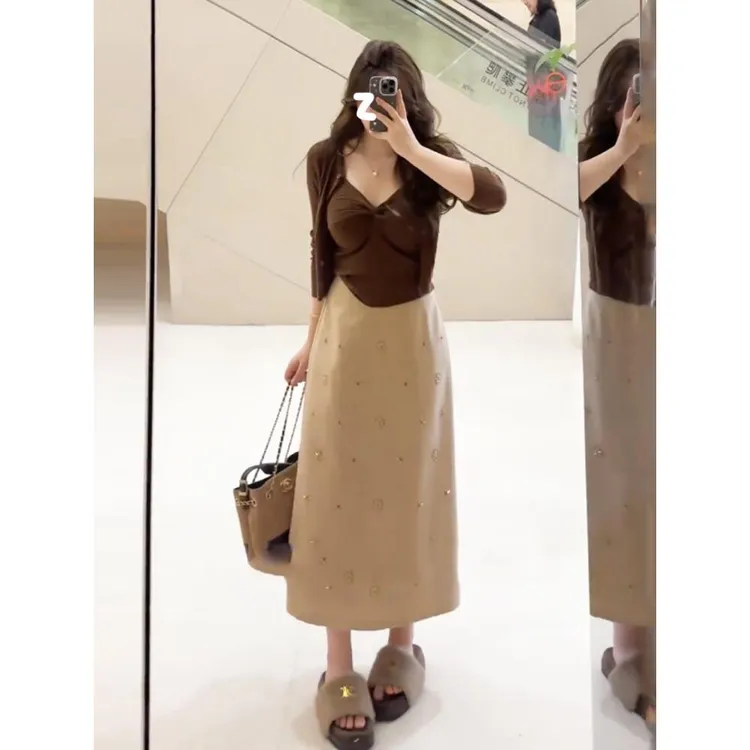 微胖套装秋冬女琥珀流光扭结设计针织吊带+开衫+半身裙配大衣