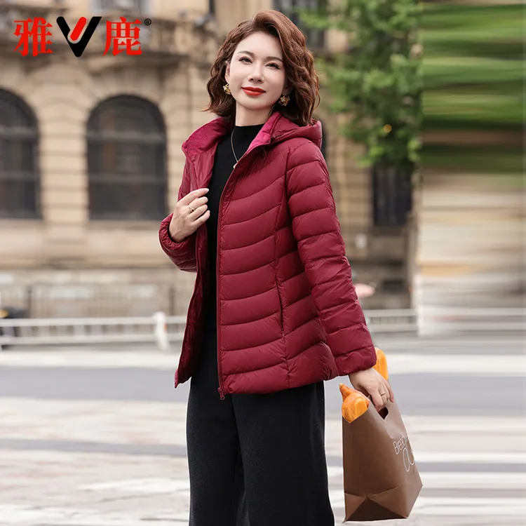 2025雅鹿秋冬新款轻薄羽绒服中老年大码可脱卸帽保暖妈妈装女外套