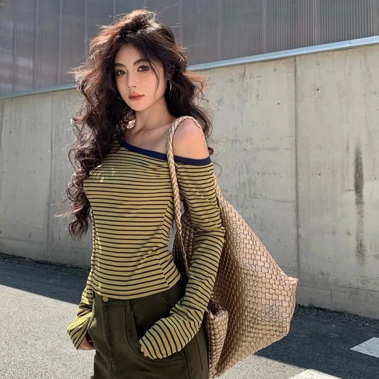 秋冬辣妹风条纹打底衫女内搭斜肩长袖t恤短款修身带胸垫百搭上衣