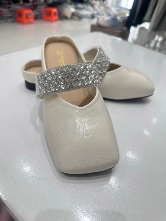 法式平底晚风方头拖鞋女2025新款时尚水钻百搭外穿包头凉拖穆勒鞋