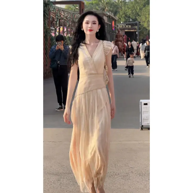 法式新款气质休闲百搭时尚设计感V领无袖连衣裙收腰显瘦精致长裙