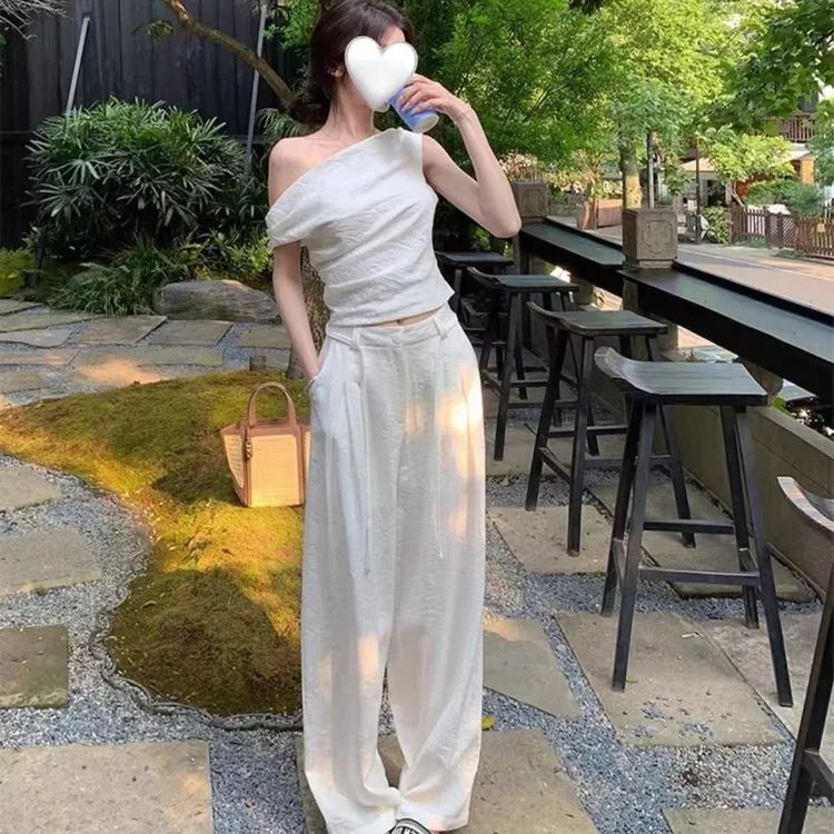 法式不规则设计感斜肩短袖夏季修身显瘦漏肩上衣白色阔腿裤两件套