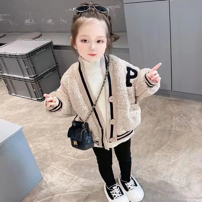 2025新款女童秋冬加厚洋气保暖不连帽单排扣字母图案卡其色人造皮