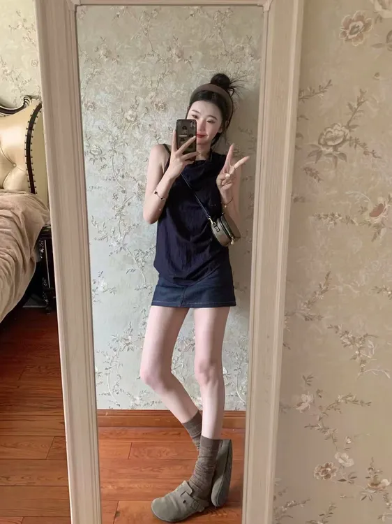 2025夏季新款法式慵懒松弛感别致漂亮藏蓝色挂脖小衫百搭牛仔半裙