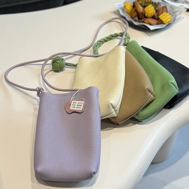 2025新款头层牛皮手机竖版包小众斜挎休闲夏季百搭软皮迷你小包潮
