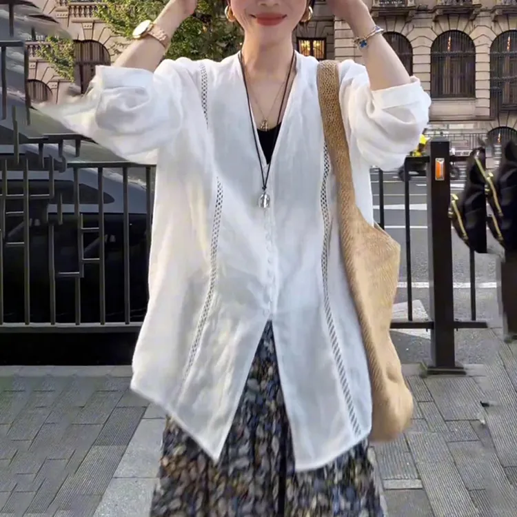 时尚洋气镂空设计感V领长袖衬衫女夏季新款简约宽松薄款防晒上衣