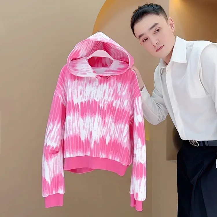 【韩哥女装】2025春季《罗裙香露玉钗风》粉色混染连帽休闲卫衣6195A