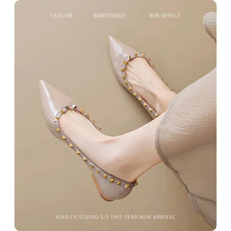 百搭裸色平底鞋女气质漆皮铆钉尖头浅口芭蕾舞单鞋大码女鞋41-43