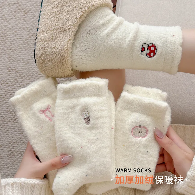 奶白色澳绒袜子女冬季加厚加绒保暖中筒袜可爱卡通刺绣长袜月子袜