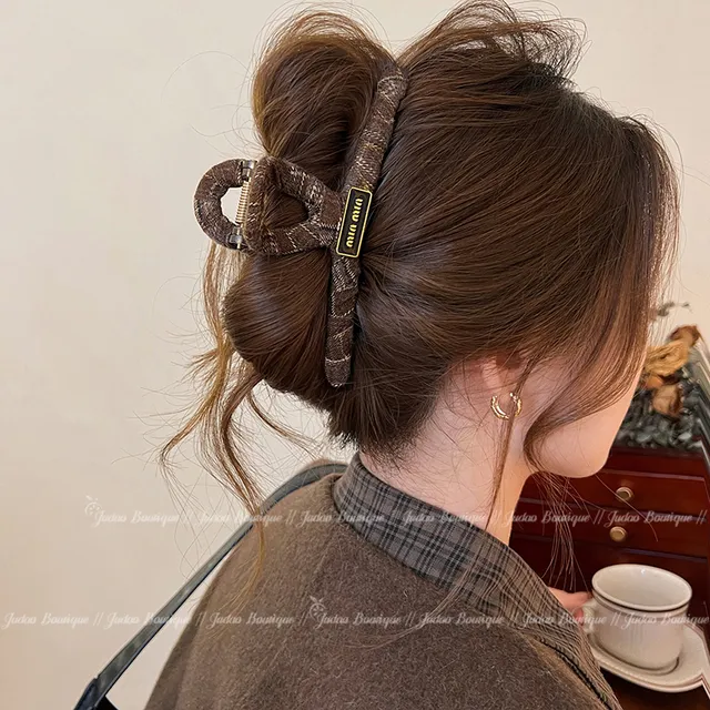 复古格纹布艺抓夹大号春鲨鱼夹轻奢金标发夹女后脑勺盘发夹子发饰