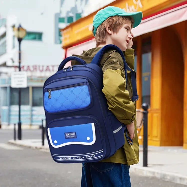 阳光8点小学生一二三到六年级书包男女生超轻便护脊减压双肩背包