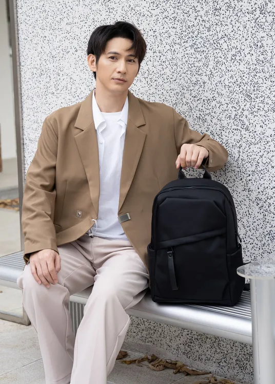 黑色百搭潮流纯色韩版双肩包轻便电脑包双肩都市简约防水时尚通勤