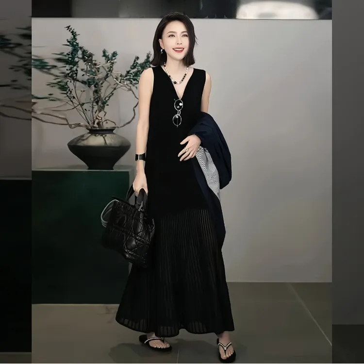 轻奢高级感V领无袖冰丝针织长裙夏装新款黑色微透下摆背心连衣裙