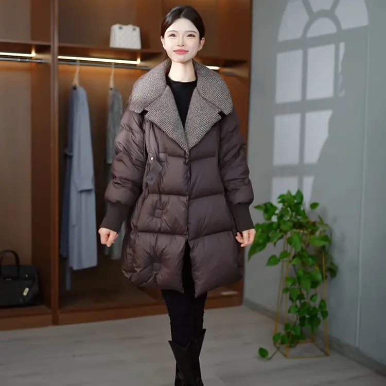 高端翻领中长款羽绒服女2025冬季新款妈妈装时尚加厚保暖外套洋气